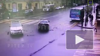Момент ДТП с отлетевшим в маршрутку каршерингом в центре Петербурга попал на видео