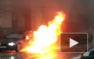 Видео: Владимирец в последнюю секунду выскочил из полыхающей машины