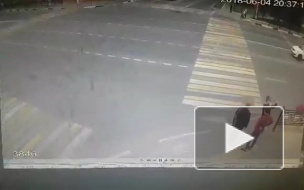Жуткое видео из Домодедово: Иномарка на скорости сбила 3 подростков