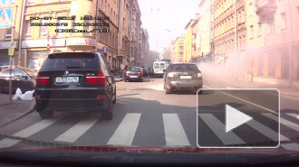 Видео: горящая Mazda перекрыла Большую Пушкарскую