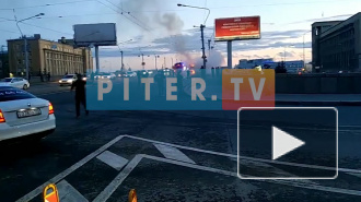 На мосту Александра Невского горит автобус