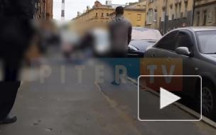 На Конной улице на школьницу упала металлическая конструкция