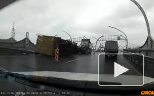 Опрокинувшаяся фура создала огромную пробку на заезде на ЗСД
