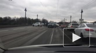 Авария на Ушаковском мосту может спровоцировать пробку