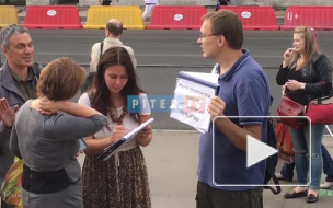 Около метро "Василеостровская" возмущенные петербуржцы собирают подписи против пенсионной реформы 