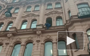 С фасада Дома Бака в Петербурге обвалилась штукатурка 