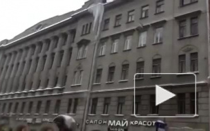 Спасатели сбивают смертельно опасные ледяные глыбы с крыш