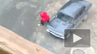 Мужик пытается вытащить столб