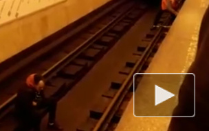 На станции метро "Политехническая" неизвестный мужчина "сел отдохнуть" на рельсы 