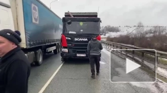 Под Челябинском грузовик с отказавшими тормозами врезался в девять машин