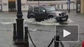 Во Владивостоке из-за ливня затопило улицы и сошел сель