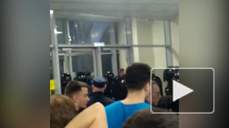 Фанат "Динамо" устроил на стадионе драку: в фан-зоне разбито стекло, агрессора увел ОМОН