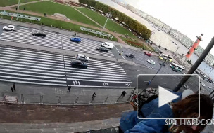 Петербургские руферы беспрепятственно залезли на здание Биржи