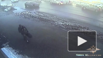Видео из Тамбова: мужчина похитил 30 миллионов рублей, половину из которых обронил на тротуар