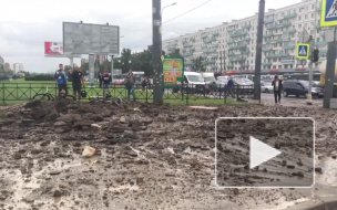 Прорыв теплосети у метро "Улица Дыбенко" попал на видео