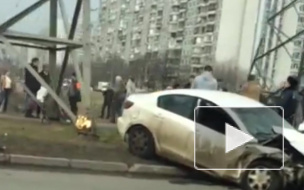 Ужасающее видео из Москвы: после ДТП одна легковушка рухнула в пруд