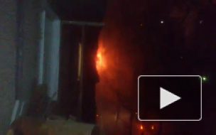 Видео: Ночью на Замшиной улице пожарные дважды тушили одну квартиру