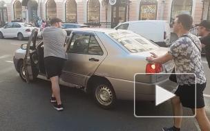 Chery потеряла днище на Гороховой 