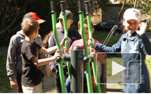 На улице Мира в Выборге установили уличные тренажеры и обновили песочницу