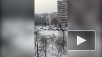 Опубликовали видео о помощи людей буксующей "Скорой"