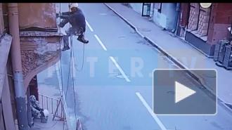С эркера дома на Малом проспекте П.С. обвалилась штукатурка