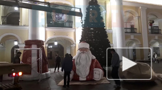 У станции метро "Гостиный двор" установили елку и фигуру Дед Мороза