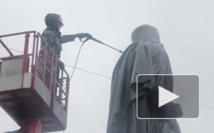 Великие полководцы Кутузов и Барклай-де-Толли на Казанской площади приняли двойной душ