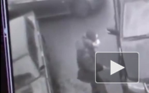Возрастной хулиган, протыкающий колесо у авто, попал на видео