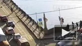 Спасатели вытаскивали мужчину из Фонтанки