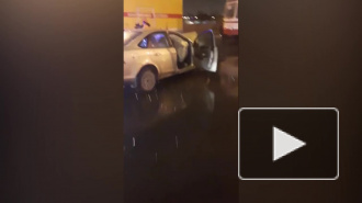На проспекте Обуховской Обороны водителя зажало в салоне из-за аварии