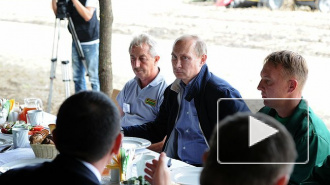 Журналисты помешали Путину наслаждаться борщом