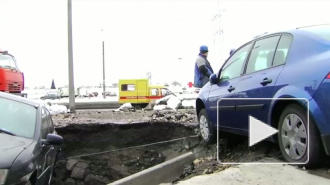 Автомобиль в яме с кипятком: очередной прорыв на Маршала Казакова, 40