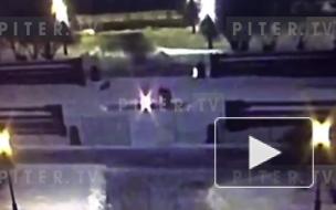 На видео попали тушившие Вечный огонь на Марсовом поле в Петербурге