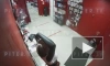 Видео: в секс-шопе в Невском районе неизвестный напал на женщину 