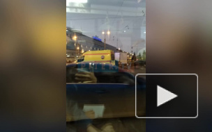 Skoda влетела в "Газель" возле моста Александра Невского: из машины достают человека