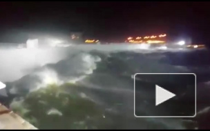 Петербуржец снял на видео дамбу, которая оказалась под ударом стихии