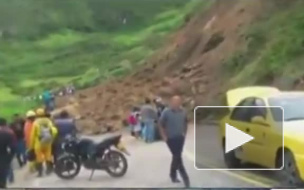 Видео из Колумбии: Автобус с пассажирами сорвался в пропасть