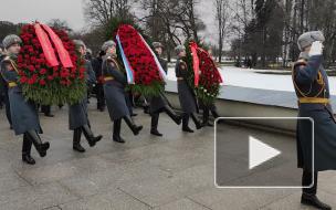 На Пискаревском кладбище почтили память погибших в годы блокады