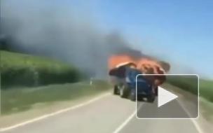 Видео: Огненный трактор с сеном спалил поле пшеницы в Краснодарском крае