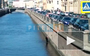 На набережной канала Грибоедова парень помог девушке достать костыль из воды