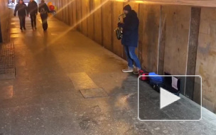 В подземном переходе возле "Беговой" саксофонист исполняет "Титаник"