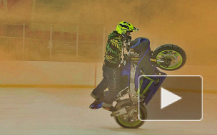 Мотоциклисты устроили шоу на льду и собрали подарки детям