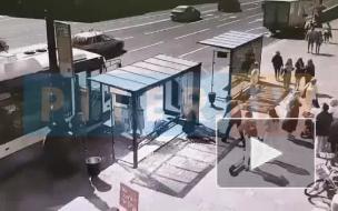 Петербуржец на скейтборде влетел в остановку на Невском