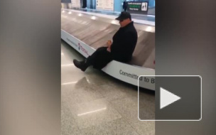 Тилль Линдеманн прокатился на ленте выдачи багажа в Пулково