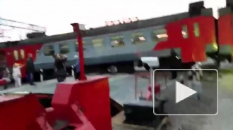 Сход электрички в Петербурге попал на видеорегистратор 