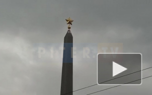 Обелиск "Городу-герою Ленинграду" на площади Восстания целиком помыли впервые за 12 лет