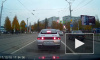 Видео из Смоленска: Из машины на ходу выбросили котенка