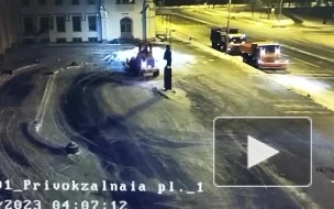 В Новом Петергофе трактор снёс памятник барону Штиглицу во время уборки снега