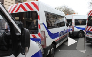 Под Парижем неизвестный с автоматом Калашникова взял людей в заложники на почте