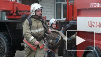 Пожар в гаражах тушили в Москве три часа при помощи пожарного вертолета, 22 машин и 87 спасателей